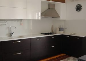 Cucina con top in laminato effetto pietra – Casa del Mobilio di Luigi &  Enia Scaringella