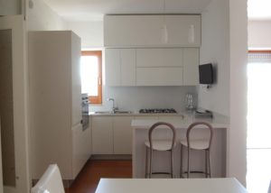 Cucina con top in laminato effetto pietra – Casa del Mobilio di Luigi &  Enia Scaringella