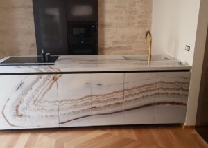 Cucina con top in laminato effetto pietra – Casa del Mobilio di Luigi &  Enia Scaringella